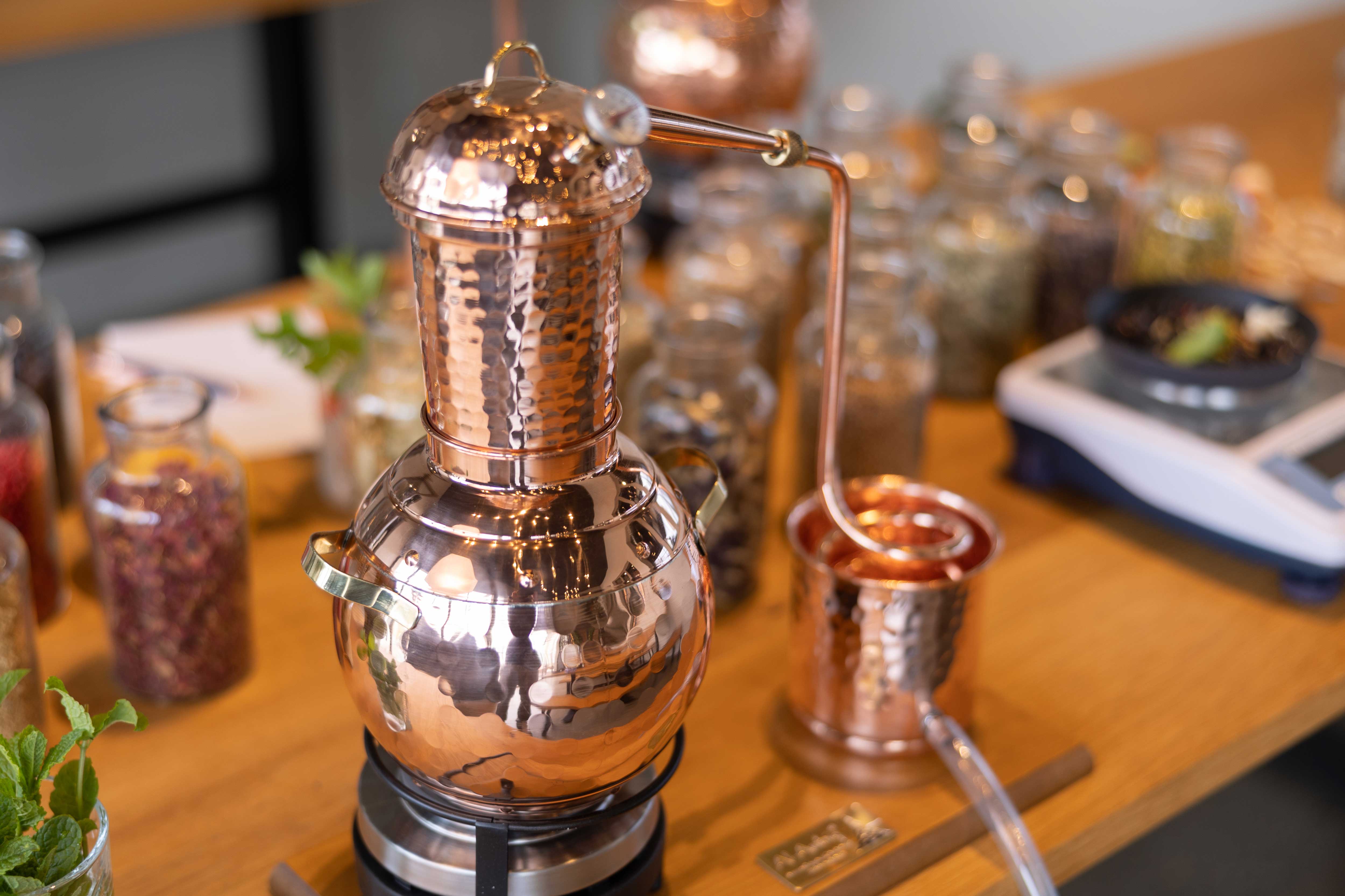 Taller de Gin: descubre el arte de la destilación y utiliza ingredientes frescos para tu propio gin.