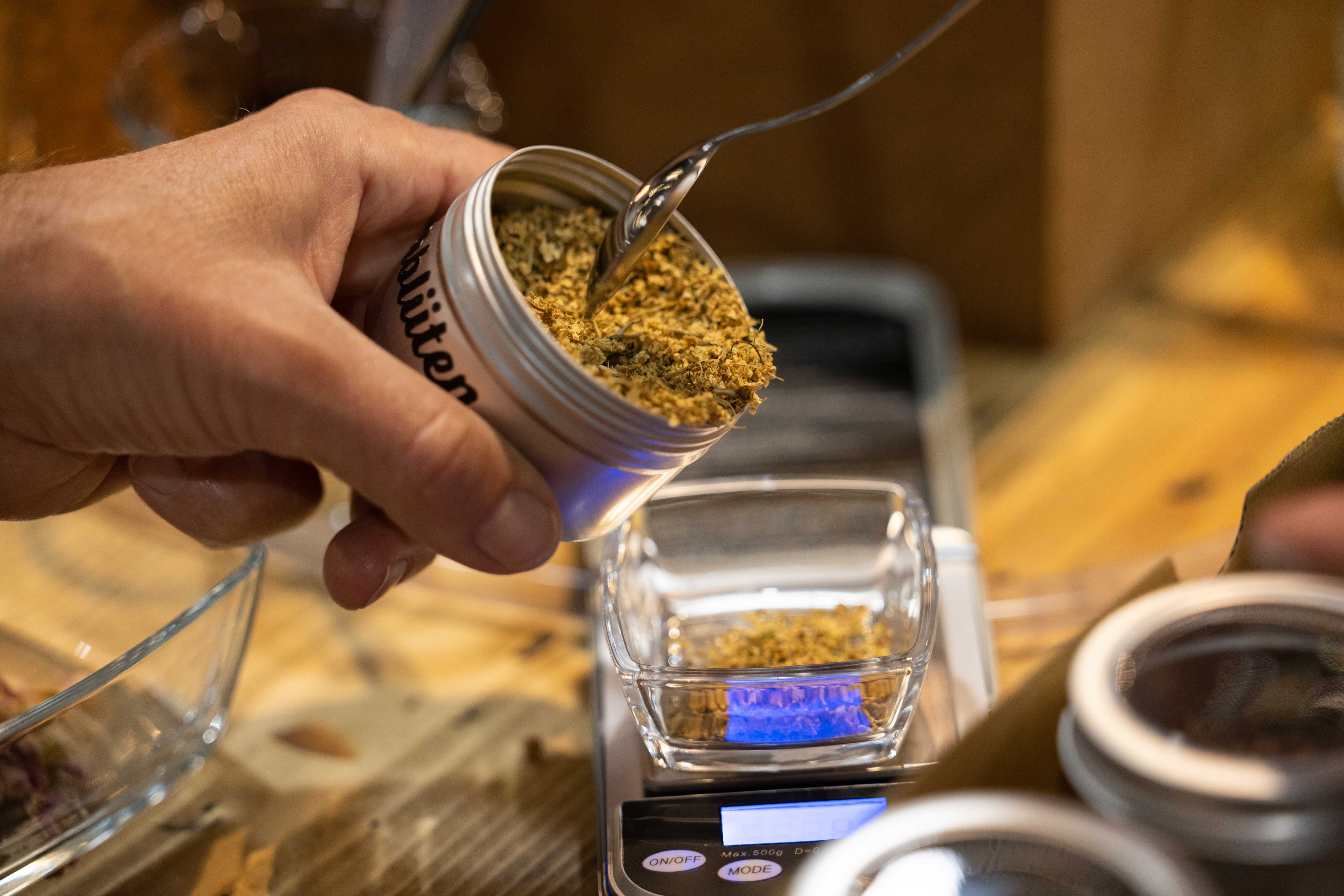 Taller de ginebra con ingredientes y balanza, descubre el arte de la fabricación de ginebra.