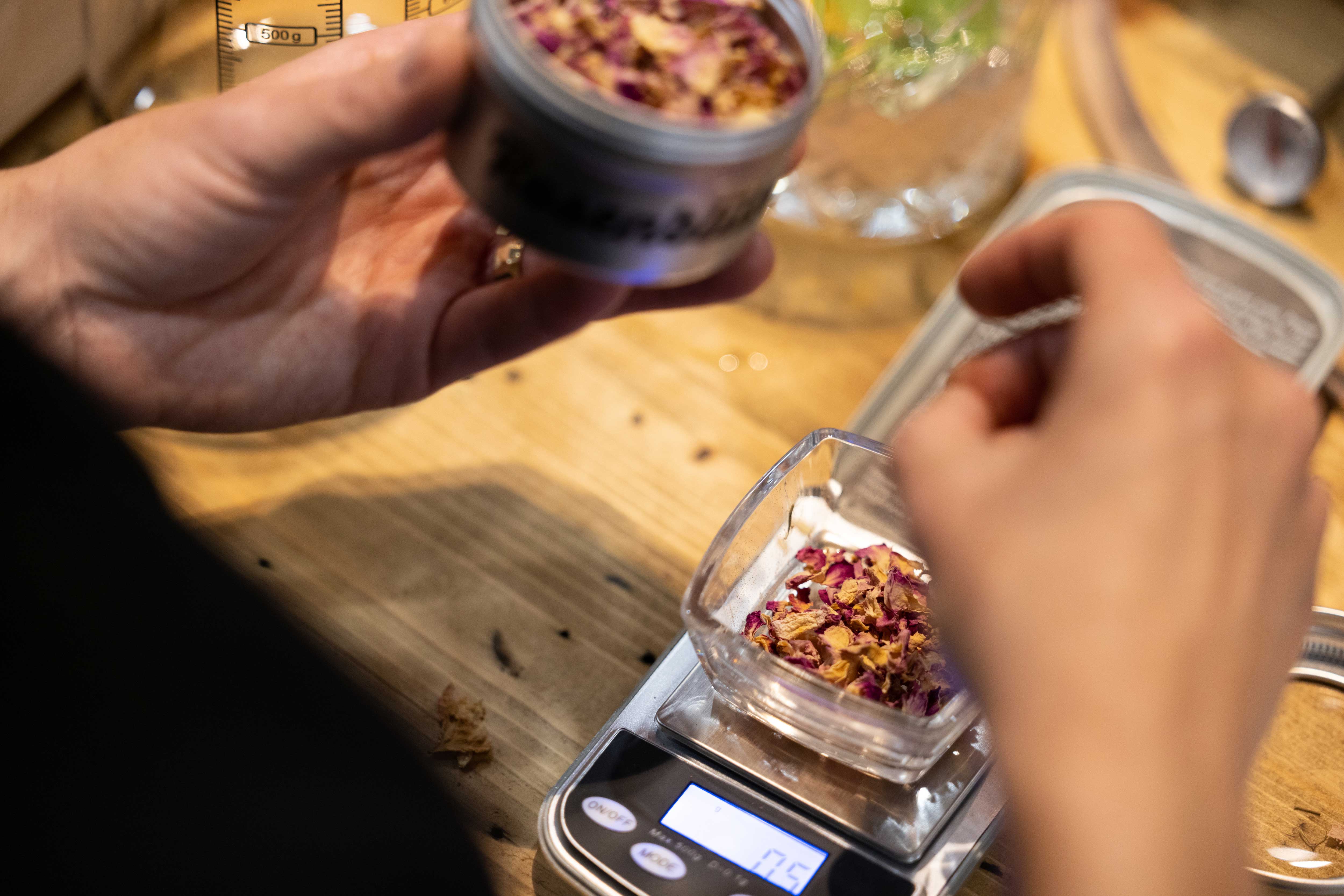 Taller de Gin: Disfruta del arte de la elaboración de gin y descubre diferentes botánicos.