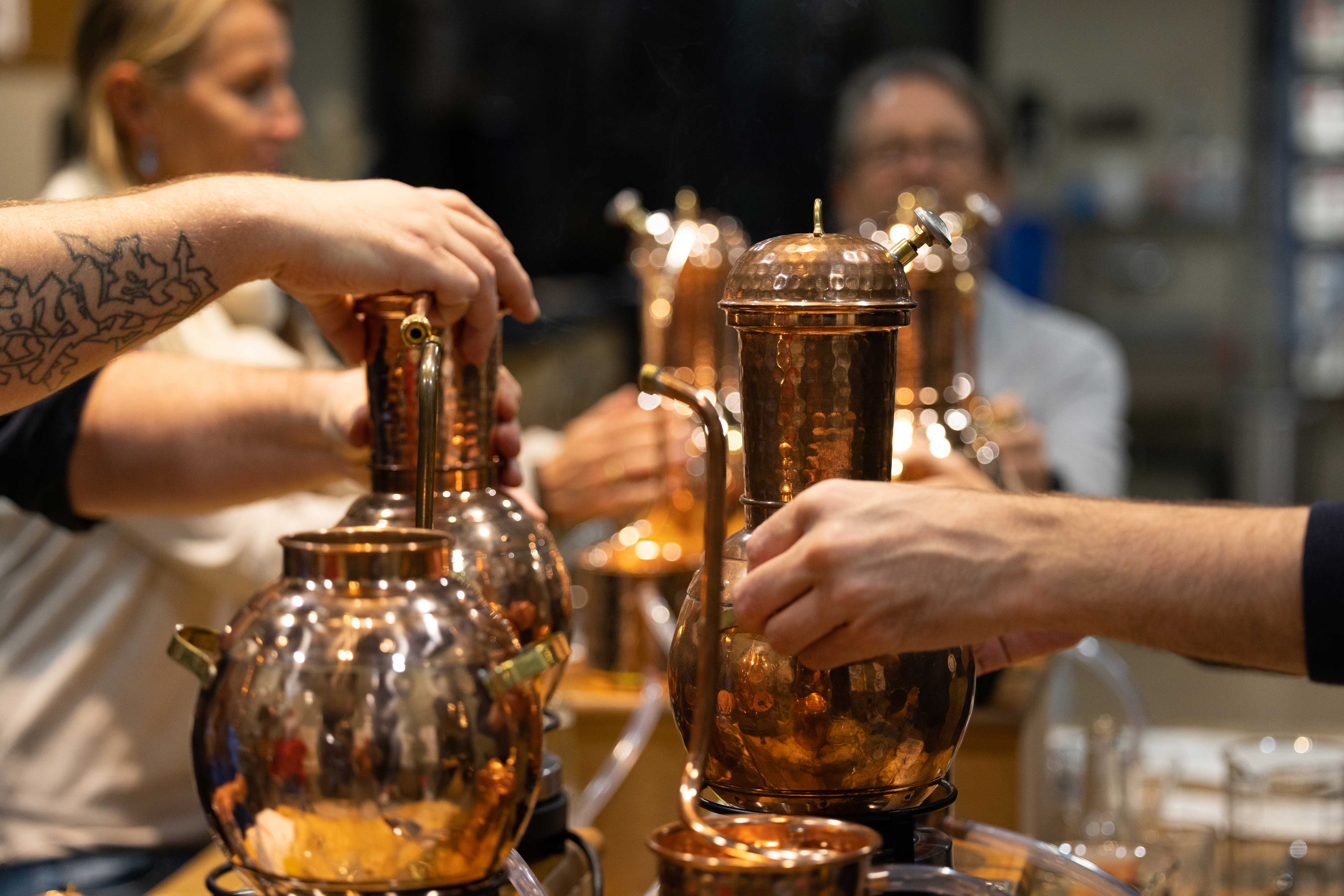 Taller de Gin: Aprende el arte de la elaboración de gin en un ambiente relajado con conocimientos especializados y actividad en grupo.