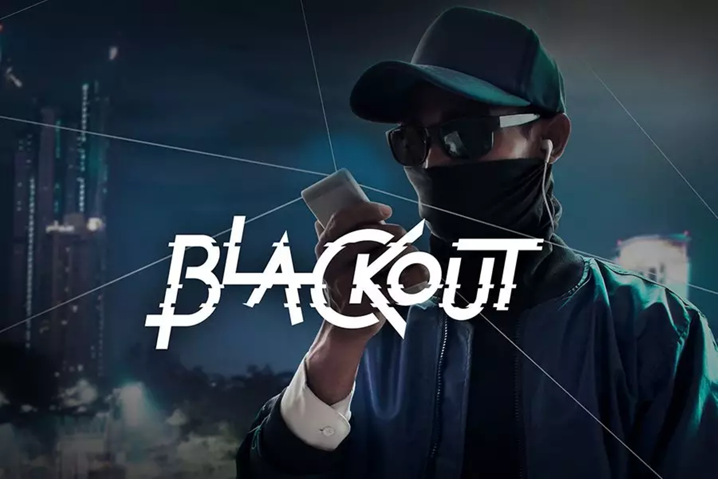 Elakkan Blackout dalam Zürich dengan latar belakang bandar, malam dengan pakaian gelap. Telefon di tangan.