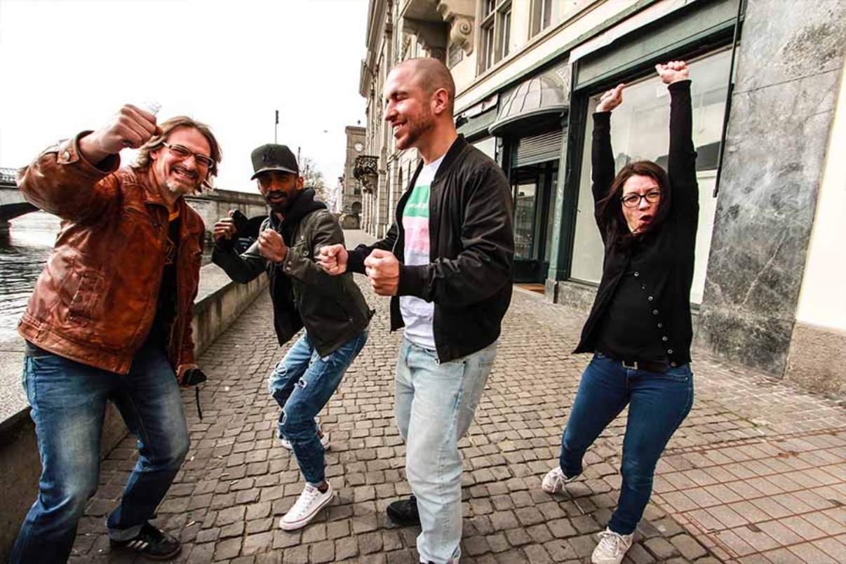 Lepaskan Blackout Escape di Zürich dengan empat peserta yang sedang beraksi.