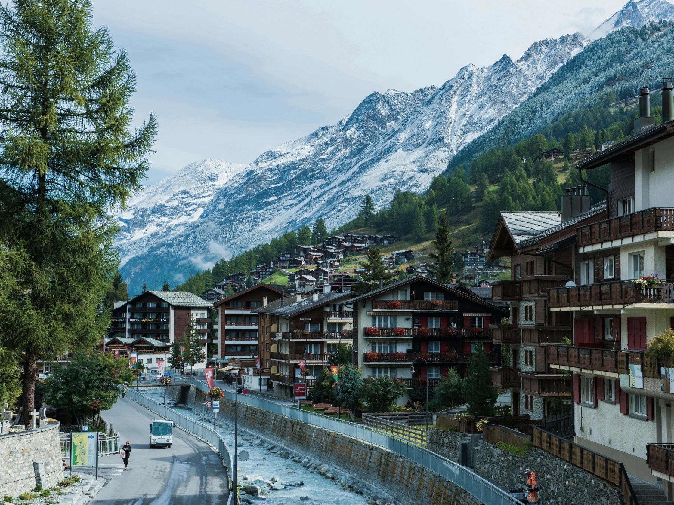 Zermatt: Pemandangan gunung bersalji musim sejuk dengan chalet yang menawan dan puncak bersalji.