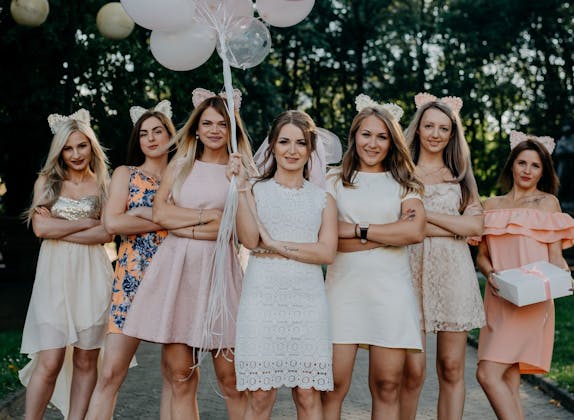 Ομαδική φωτογραφία κοριτσιών με αεροστάτες, γιορτή σε υπαίθριο χώρο, καλοκαίρι, φιλία, στυλάτη, χαλαρή