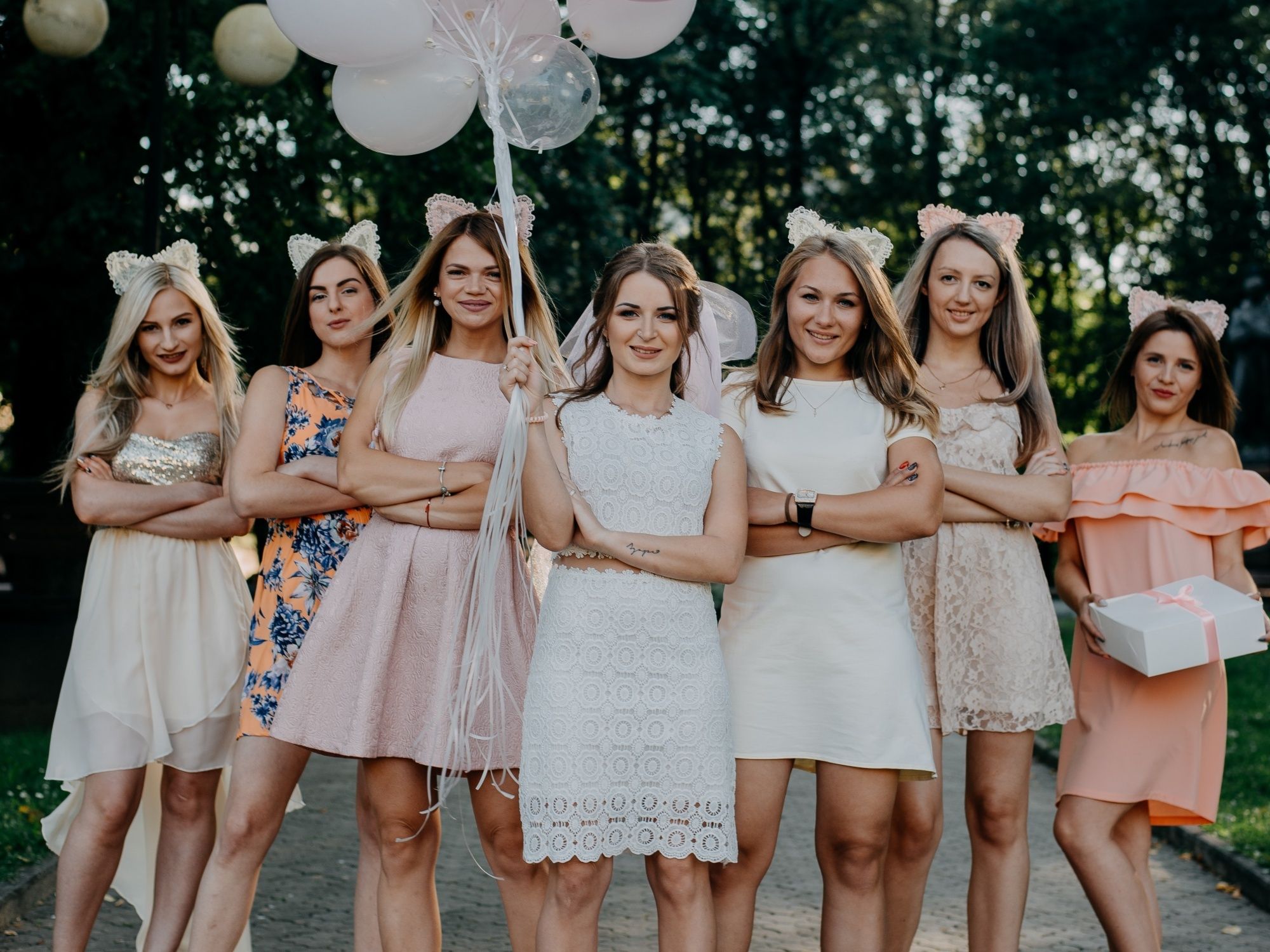 Γιορτή: Ομάδα γυναικών με γιορτινά ρούχα σε πάρτι νύφης σε εξωτερικό χώρο