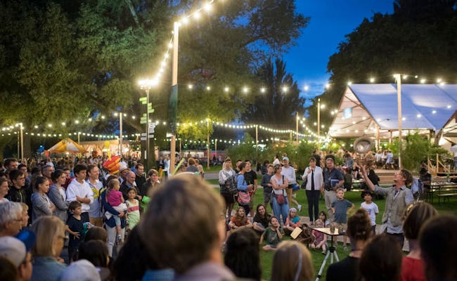 Divadelní festival v Curychu ukazuje rozmanitost vystoupení v noci s slavnostním osvětlením a diváky.