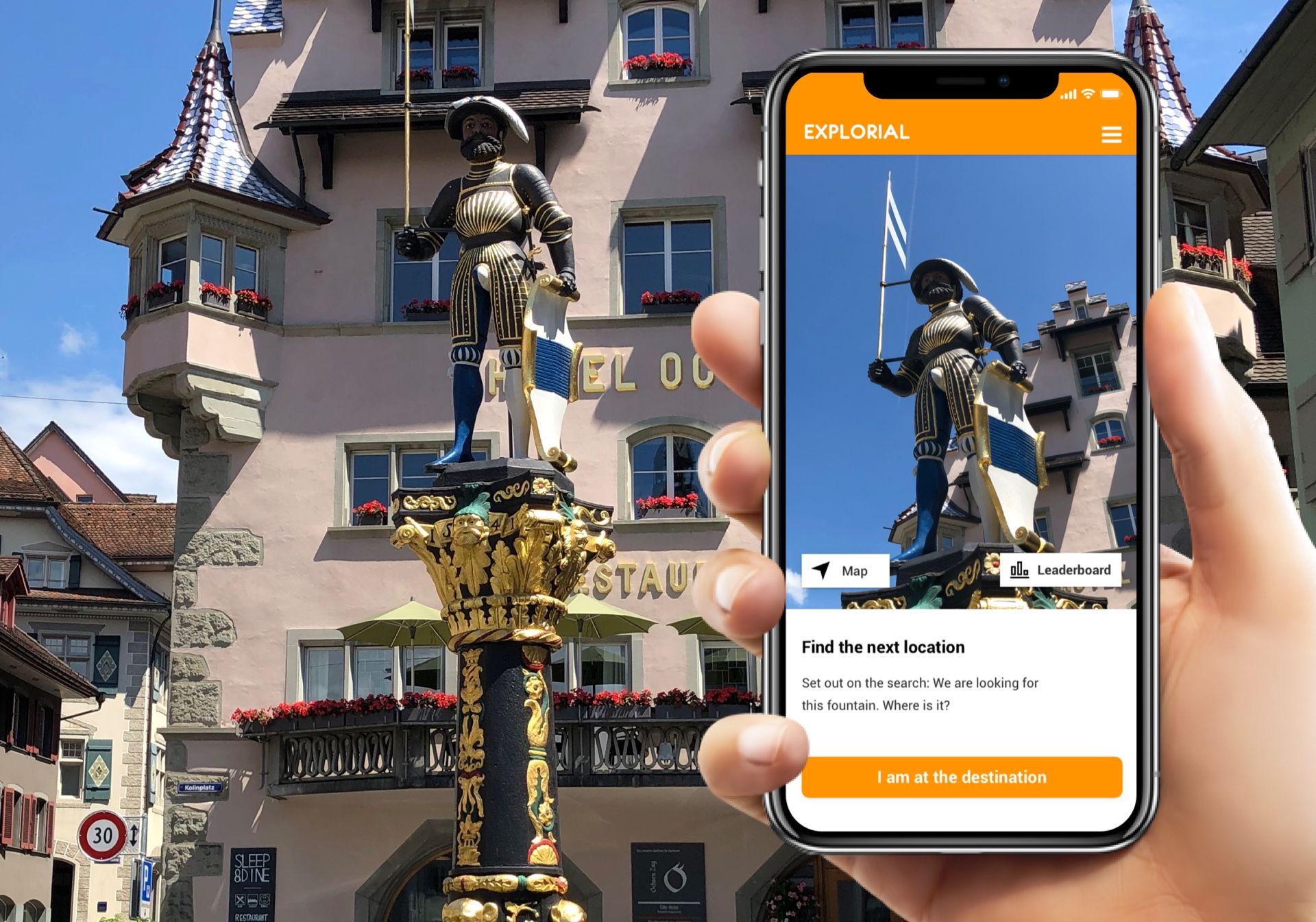 Schnitzeljagd: Smartphone zeigt Ritter Statue vor historischen Gebäuden in der Stadt.