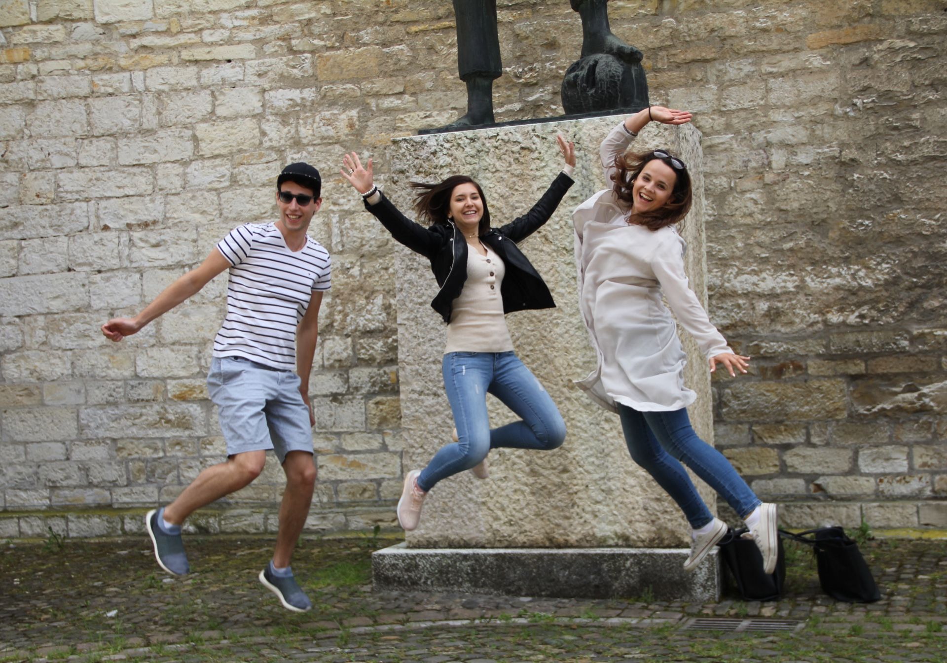 Schnitzeljagd Smartphone Rätsel Gruppe, aktive Teilnehmer in fröhlicher Stimmung im Freien.