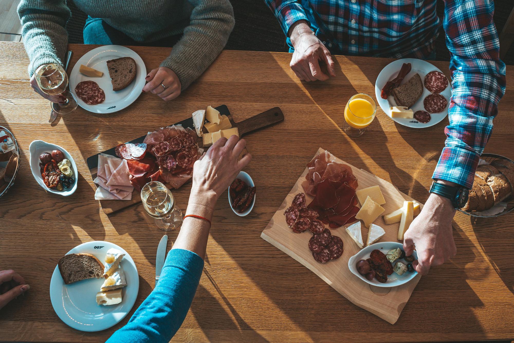 Piz Gloria merienda con queso, embutido y pan