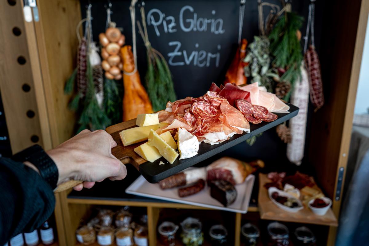 Snack en el Schilthorn con queso y salchichas