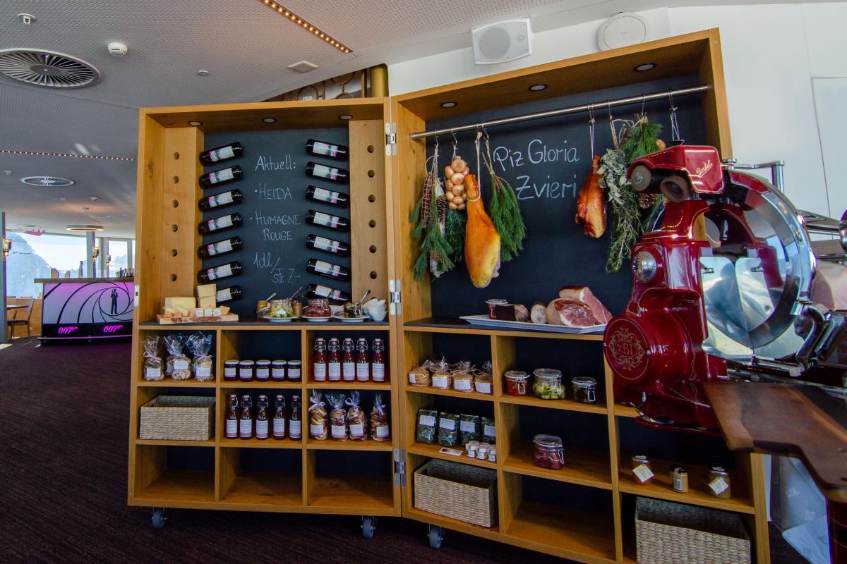 Piz Gloria Zvieri con especialidades culinarias y bebidas
