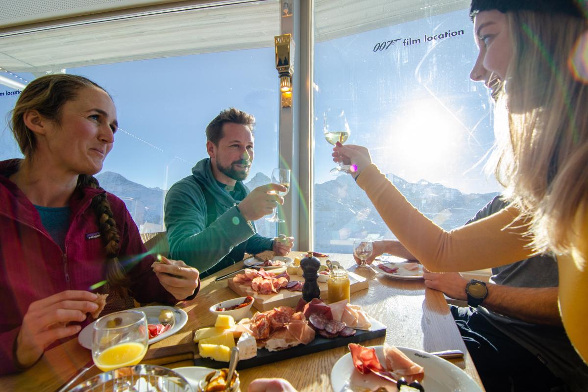 Menú de merienda con amigos en los Alpes bajo la luz del sol